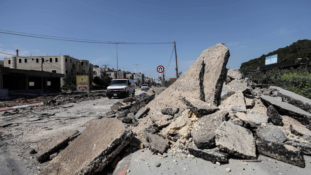 Nach einem Militäreinsatz der israelischen Armee im Lager Nur Shams sind Schäden an einer Straße zu sehen. Die EU-Staaten fordern eine sofortige Feuerpause (Archivbild).