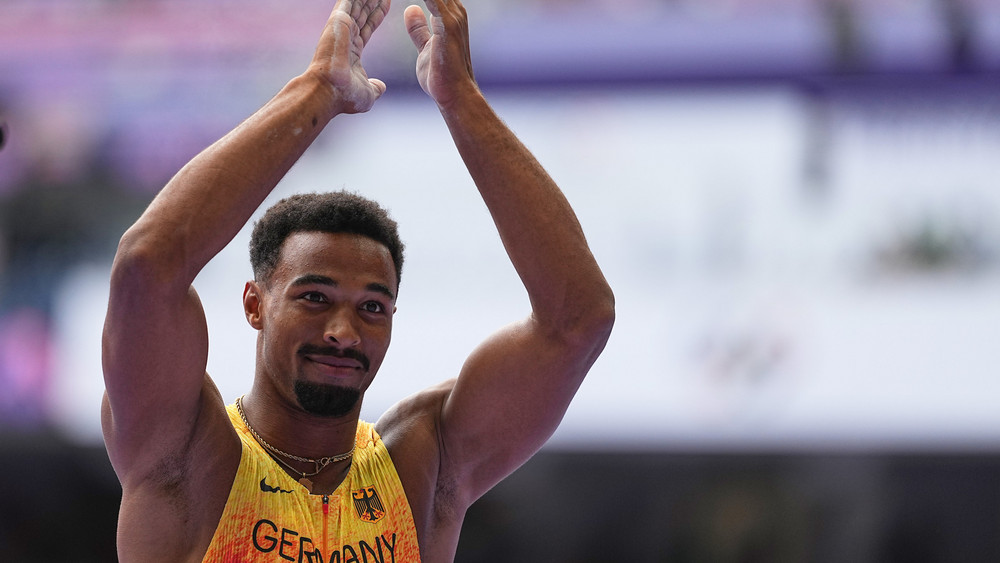 Leo Neugebauer jubelt in Paris über seine Silbermedaille.