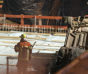 PKW stürzt in Baugrube in Langen und landet auf Dach