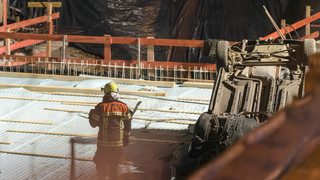 PKW stürzt in Baugrube in Langen und landet auf Dach