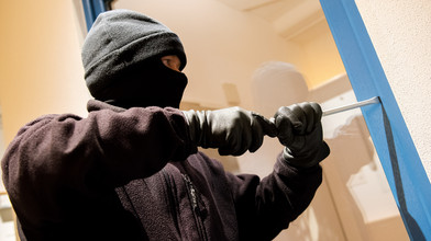 Rodgau: Einbrecher bedroht Polizei mit Stichwaffe