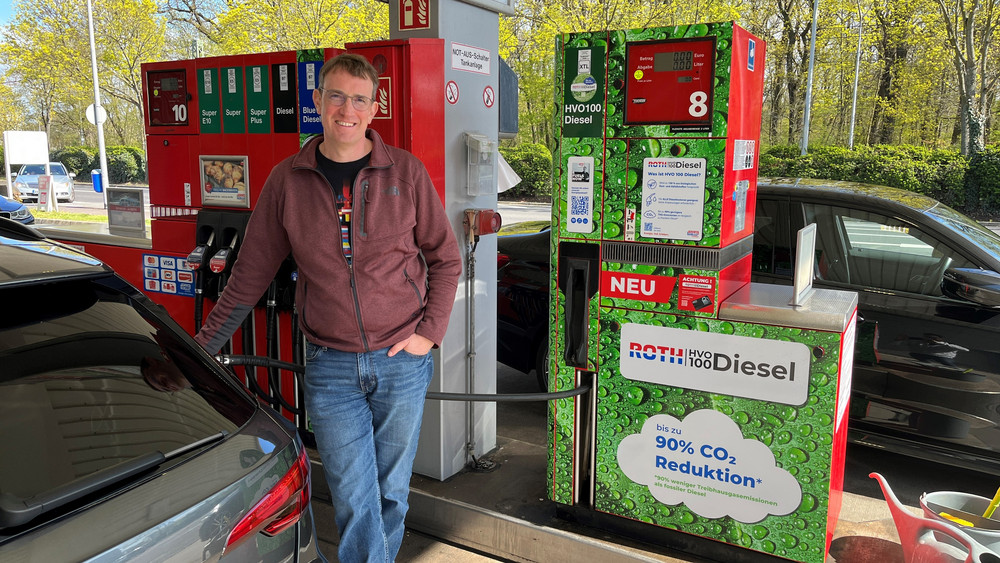 Autoingenieur Andreas Bauditz tankt in Frankfurt den neuen, nachhaltigen Dieselkraftstoff.