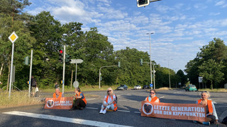 Klimakleber blockieren Licher Straße in Gießen