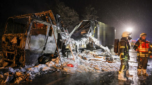 A4 bei Wildeck: LKW und Auflieger gehen in Flammen auf