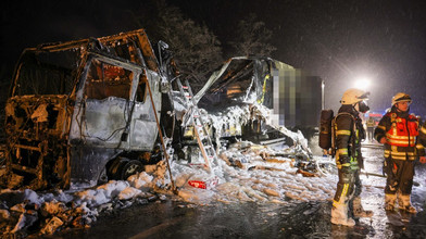 A4 bei Wildeck: LKW und Auflieger gehen in Flammen auf