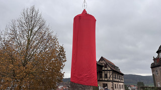 Nach Tuch-Panne: Schlitzer Kerze hat neues rotes Tuch