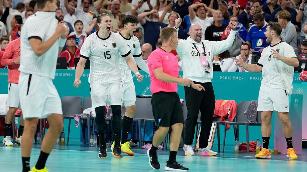 Dramatischer geht es kaum. Die deutschen Handballer erreichen das Olympia-Halbfinale. 