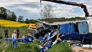 Lkw kippt auf Bundesstraße 400 um: Strecke voll gesperrt