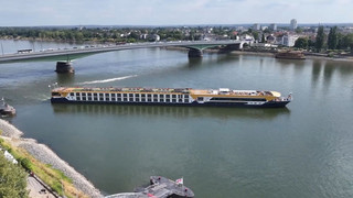 Bei Niedrigwasser gestrandet: Hotelschiff fährt sich auf Rhein fest