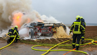 Zwei Kinder stecken in Fulda Anhänger mit Strohballen in Brand