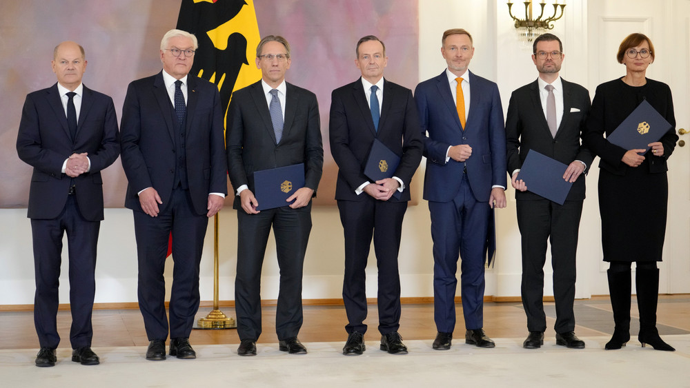 Bundeskanzler Olaf Scholz, Bundespräsident Frank-Walter Steinmeier, Jörg Kukies, Volker Wissing, Christian Lindner, Marco Buschmann und Bettina Stark-Watzinger im Schloss Bellevue.