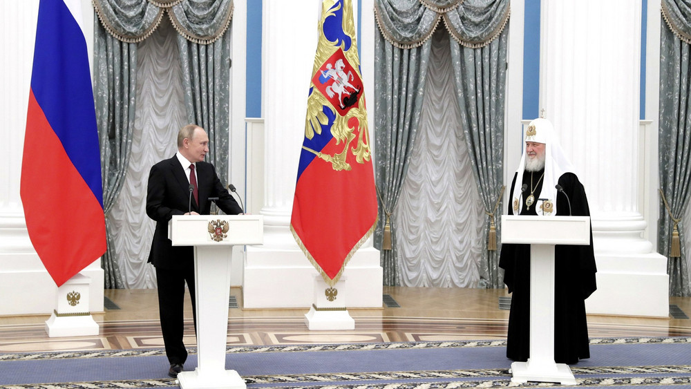 Wladimir Putin (l), Präsident von Russland, und der orthodoxe Patriarch Kirill stehen während einer Zeremonie zur Verleihung des Ordens des Heiligen Andreas des Erstberufenen an Kirill im St. Katharinen-Saal des Kremls zusammen (Archivbild).