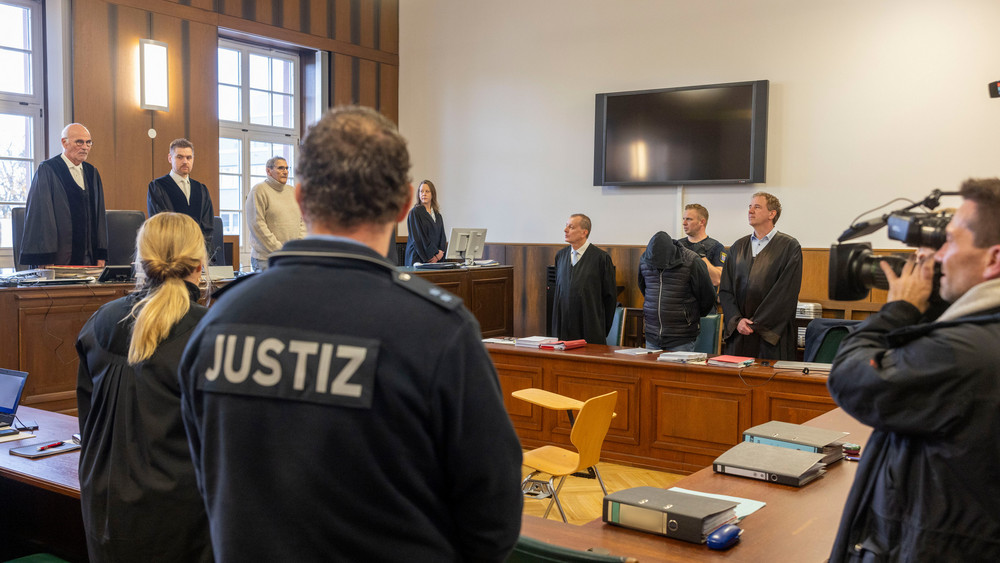 Der Angeklagte steht mit seinen Verteidigern Andreas Sanders und Ralf Hartling im Gerichtssaal. Knapp 40 Jahre nach dem tödlichen Verbrechen an der 15 Jahre alten Jutta aus dem südhessischen Lindenfels ist der 62-Jährige zu lebenslanger Haft verurteilt worden (Archivbild).