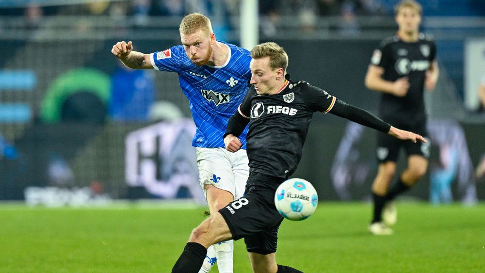 Darmstadts Kai Klefisch (l.) im Duell mit Münsters Joshua Mees.