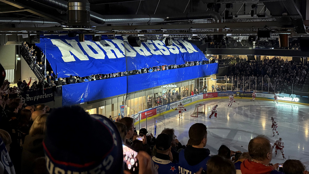 Die Fans der Kassel Huskies mit einer Choreo vor dem Derby gegen Bad Nauheim.