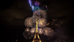Spektakuläre Drohnen- und Feuerwerkshow erleuchtet Eiffelturm vor Nationalfeiertag