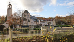 Frau mit abgetrennten Händen - Baby vor Kloster in Waldsolms