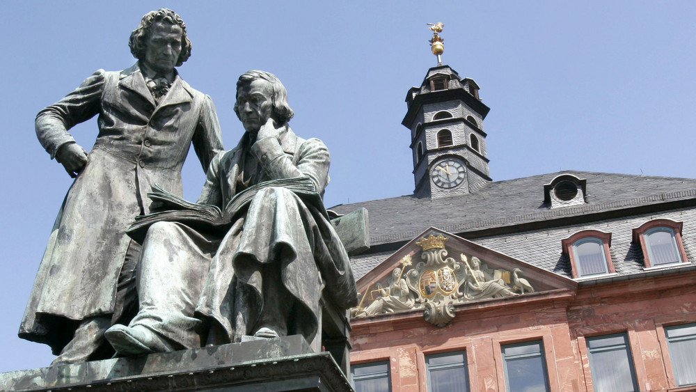 Brüder Grimm-Denkmal vor dem in Hanau