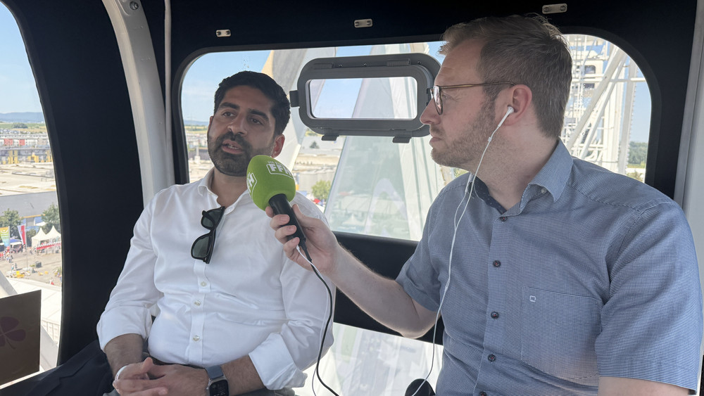 Wirtschaftsminister Kaweh Mansoori (SPD) im Gepräch mit FFH-Reporter Benjamin May im Riesenrad auf dem Hessentag.