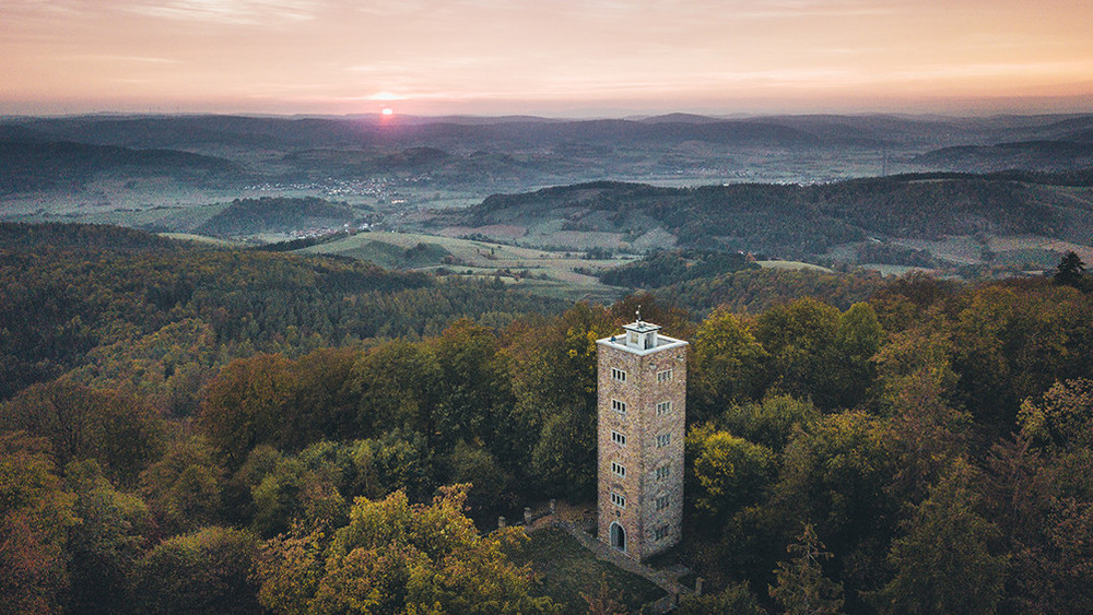 Rund um den Alheimer Turm werden in den nächsten Tagen bis zu zwei Drohnen zu Testflügen in der Luft sein.