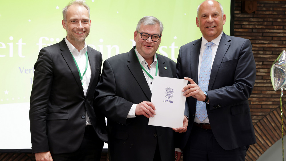 Innenminister Roman Poseck hat die entsprechende Urkunde an Bürgermeister Tobias Weisbecker und Kurdirektor Steffen Kempa übergeben. 