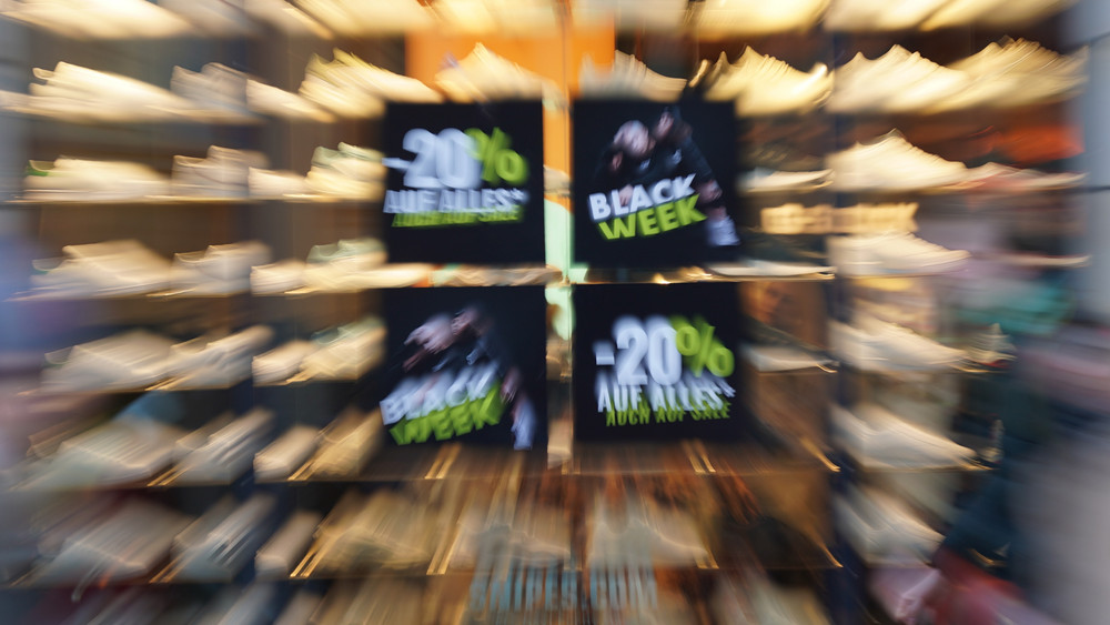 Ein Plakat mit der Aufschrift „Black Week“ hängt in einem Schaufenster eines Geschäfts. Verbraucher werden bei der Rabattaktion häufig getäuscht.