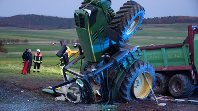 Traktor überschlägt sich: Zwei Schwerverletzte in Wartenberg