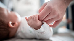 Baby in Wiesbaden darf nicht allein abgeschoben werden