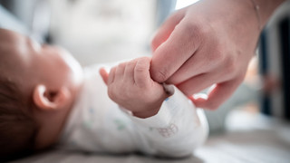 Baby in Wiesbaden darf nicht allein abgeschoben werden