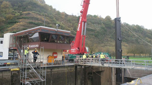 Millimeterarbeit an der Mosel: Schleusentor wird ausgetauscht