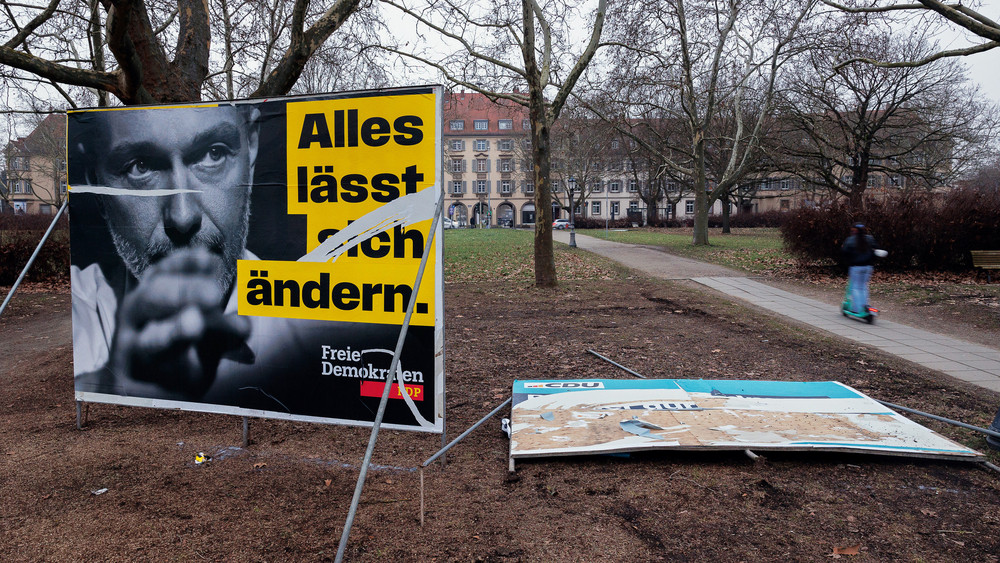 Neben einem leicht beschädigten Wahlplakat der FDP mit einem Bild des FDP-Bundesvorsitzenden Lindner liegt ein umgeworfenes Wahlplakat der CDU.