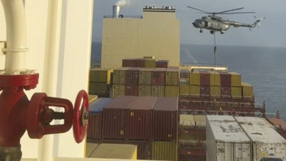 Dieses Bild aus einem Video zeigt den Hubschrauber, der das Schiff in der Nähe der Straße von Hormus festgesetzt hat.