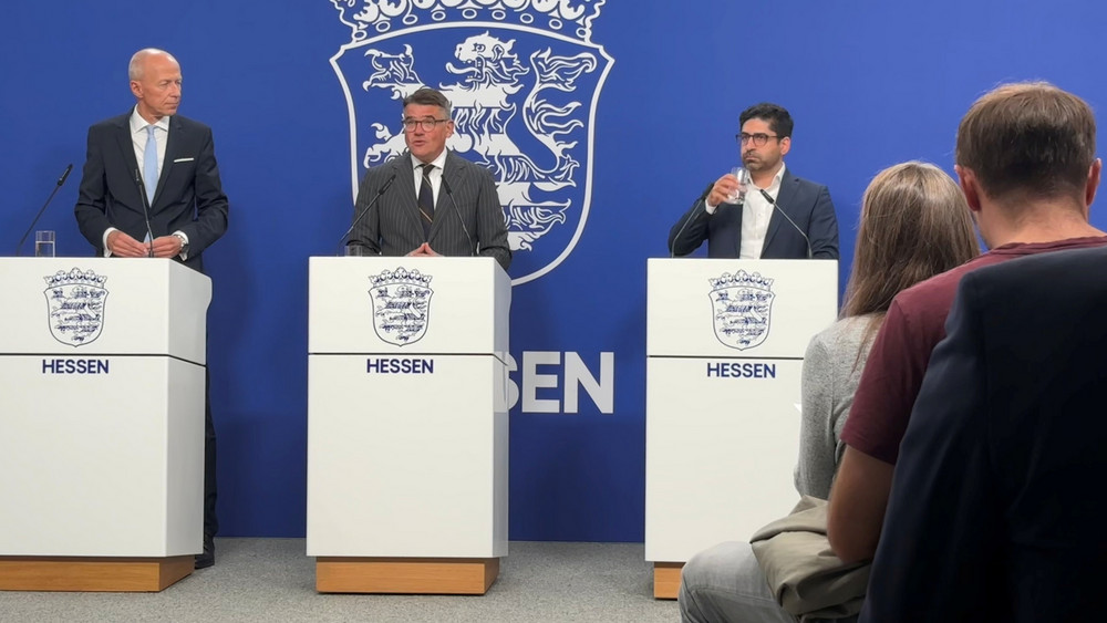 Kultusminister Schwarz (li), Ministerpräsident Rhein (Mitte) und Vize-Ministerpräsident Mansoori (re) haben gemeinsam das Bildungschancenpaket der Landesregierung vorgestellt.
