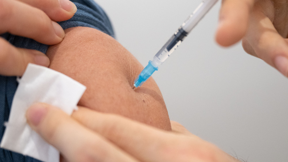 Ab nächste Woche Montag (18.09.) wird der neue angepasste Covid-19-Impfstoff ausgeliefert (Symbolbild). Menschen in Hessen müssen ihre (Auffrischungs-)Impfung zunächst aber aus eigener Tasche zahlen.