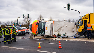 Rettungswagen in Seligenstadt bei Unfall umgekippt