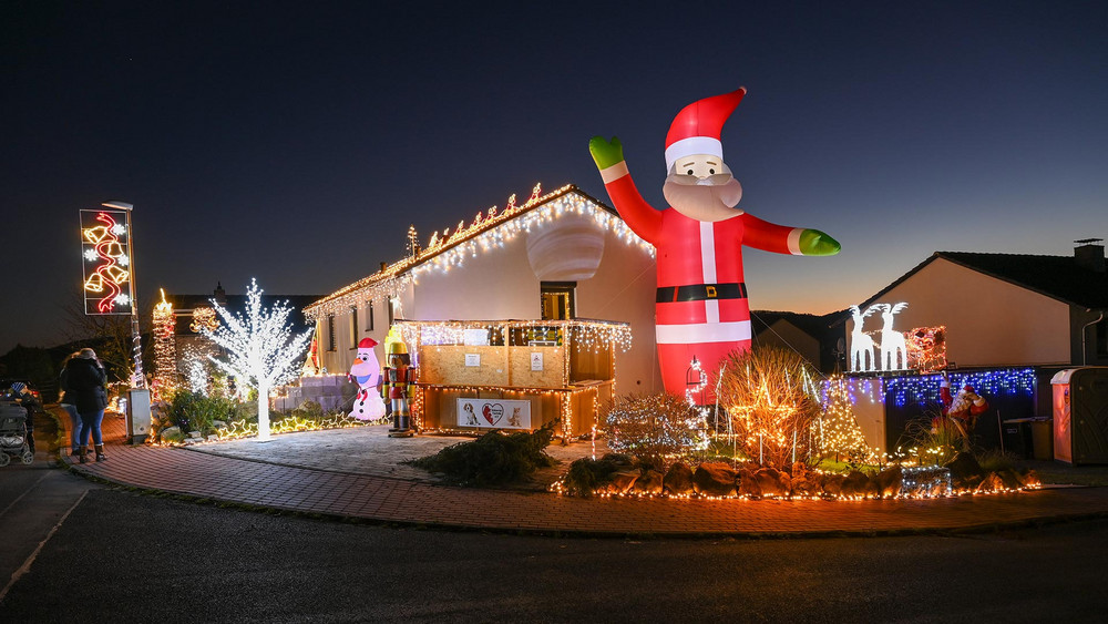 Ein bunt geschmücktes Haus mit viel Weihnachtsbeleuchtung