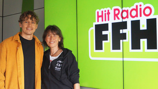 Sänger Tim Bendzko mit seinem Camper zu Besuch bei FFH