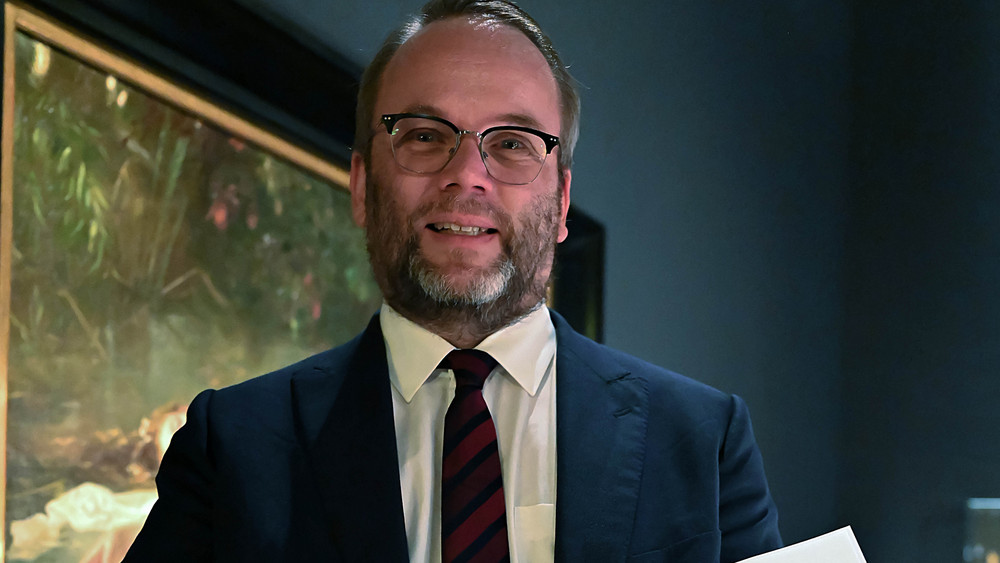 Kunstminister Timon Gremmels vor dem “Ophelia-Gemälde”