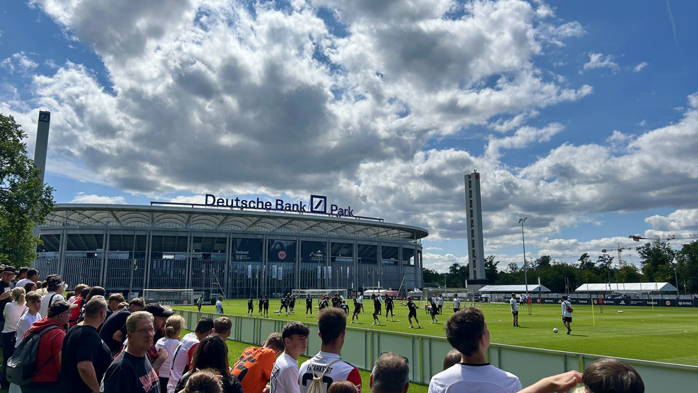 Über 1000 Deutsche Fans heute auf dem Trainingsgelände von Eintracht Frankfurt.