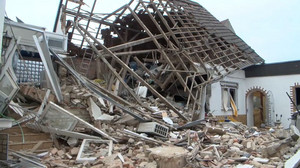 Hauseinsturz nach Explosion: Verletzter geborgen