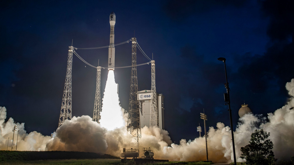 Die europäische Vega-C-Rakete startet vom europäischen Weltraumbahnhof in Kourou in Französisch-Guayana. An Bord hat die Rakete den Satelliten Sentinel-1C des europäischen Erdbeobachtungsprogramms Copernicus