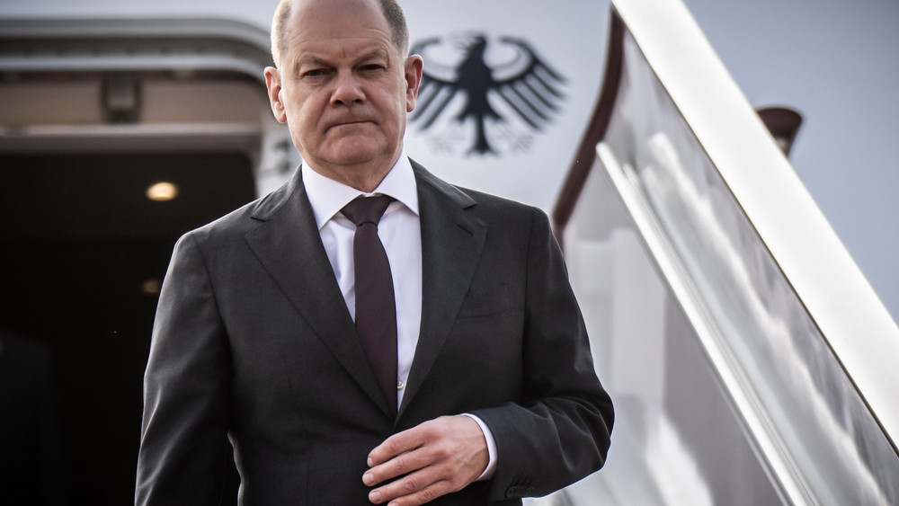 Bundeskanzler Olaf Scholz (SPD) steigt am Flughafen von Chongqing in China aus dem Flugzeug. Er hatte während des Flugs von dem iranischen Luftangriff auf Israel erfahren.