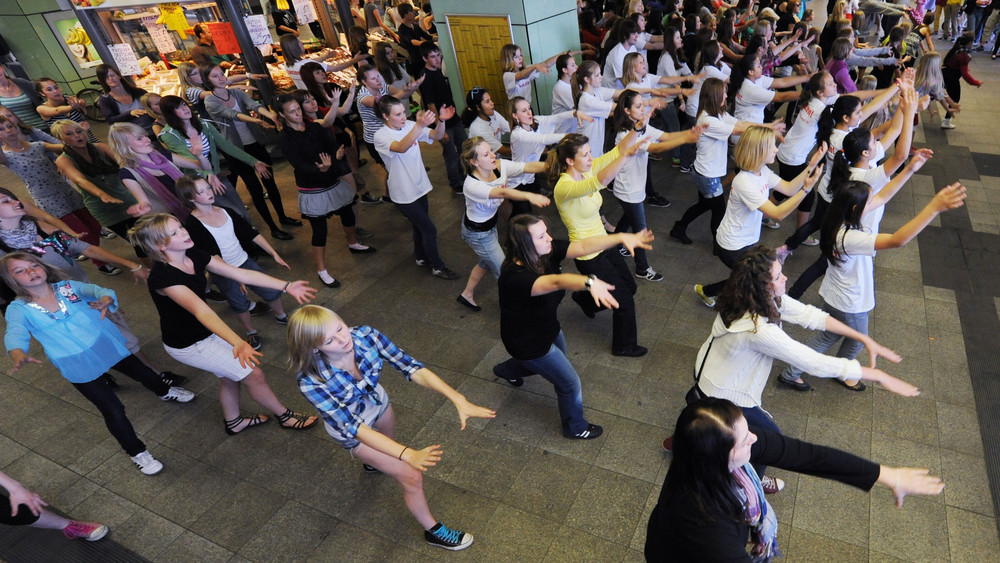 In Bebra gibt es heute erstmals einen Flashmob, also einen gemeinsamen Tanz, an dem jeder teilnehmen kann (Symbolbild). 