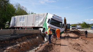 Schwerer Unfall auf der A7: LKW kracht durch Abtrennung