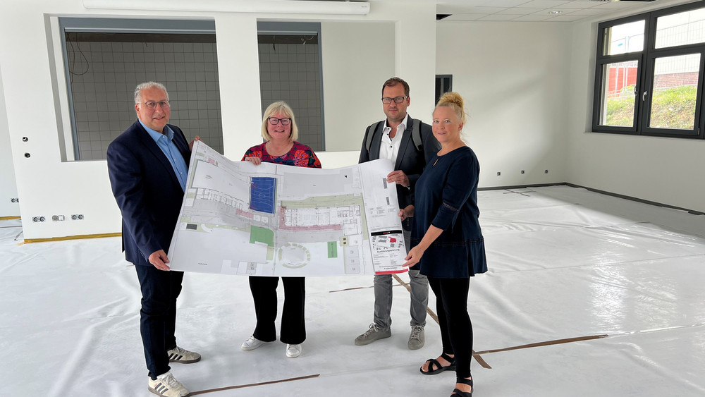 Silke Engler, Schuldezernentin, und Bürgermeister Manfred Ludewig haben die Baustelle der Grundschule Niedervellmar besichtigt.
