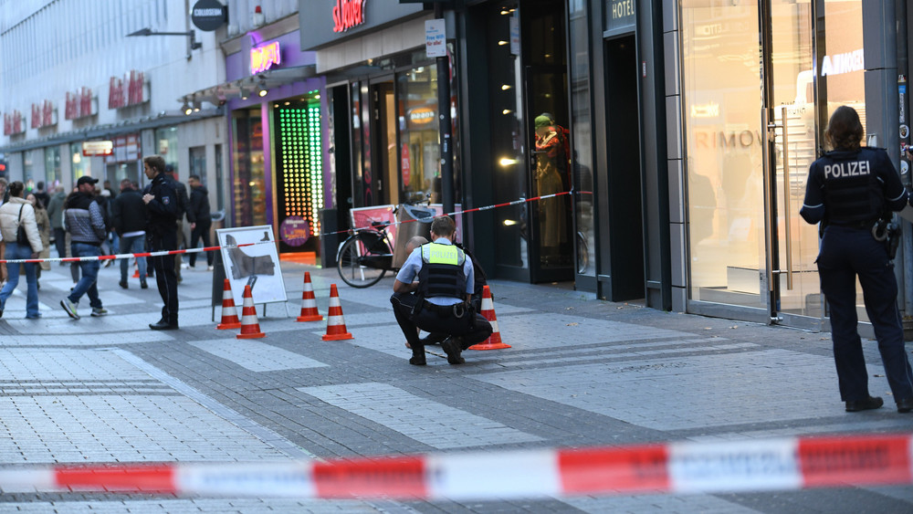 Bei einer Auseinandersetzung nahe des Kölner Doms ist ein Mann lebensgefährlich verletzt worden.