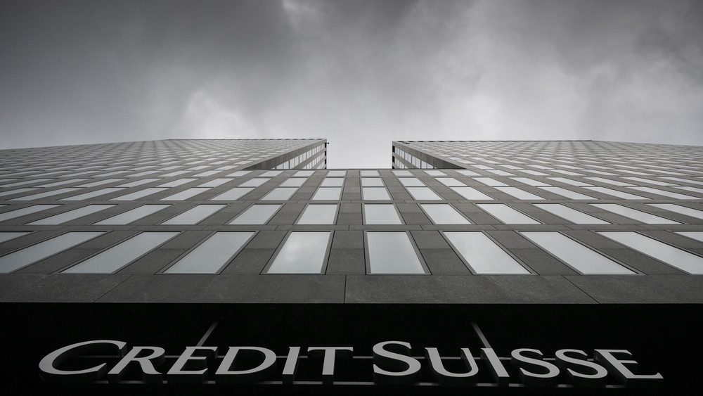 Dunkle Wolken schweben über einem Gebäude der Credit Suisse in Zürich. Die Aktie der Schweizer Investmentbank ist erneut eingebrochen.