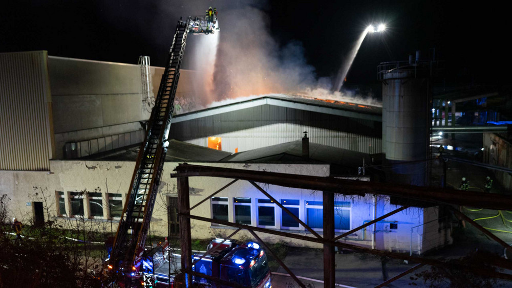 Vier Tatverdächtige sitzen nach einer Brandserie in Südhessen in U-Haft. Unter anderem hatte es im Frühjahr mehrmals in einer ehemaligen Papierfabrik in Darmstadt-Eberstadt gebrannt.