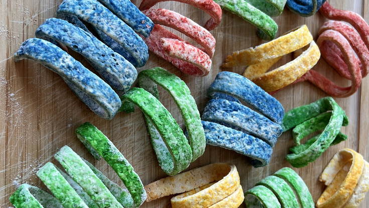 Fastnachts-Deko zum Aufessen: Bunte Luftschlangen-Cookies