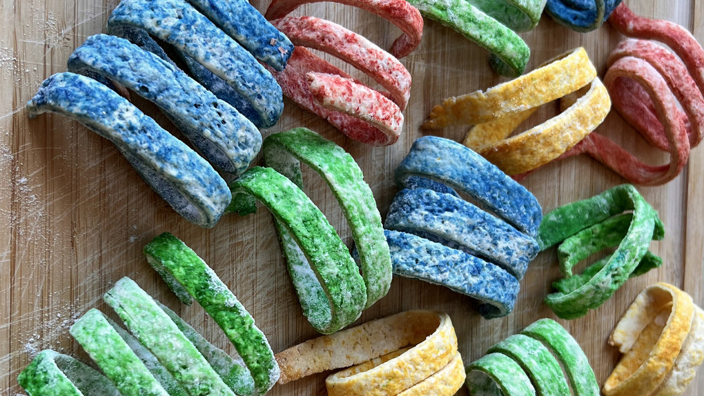 Fastnachts-Deko zum Aufessen: Bunte Luftschlangen-Cookies